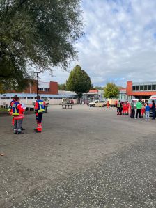Über 50 Einsatzkräfte üben den Großschadenfalls an der Heinz-Nixdorf Gesamtschule. © Kreis Paderborn